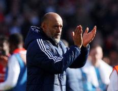 乐鱼-包含欧洲职业联赛场外风波不断，主帅面临解职压力的词条