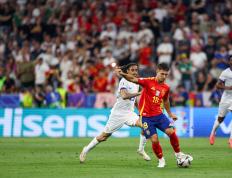 乐鱼体育app-土耳其队逆袭成功晋级，挺进欧洲杯半决