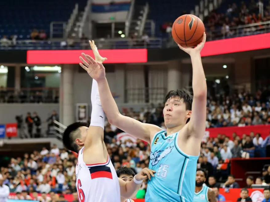 乐鱼-关于篮球联赛精彩瞬间:比分胶着场面激烈的信息