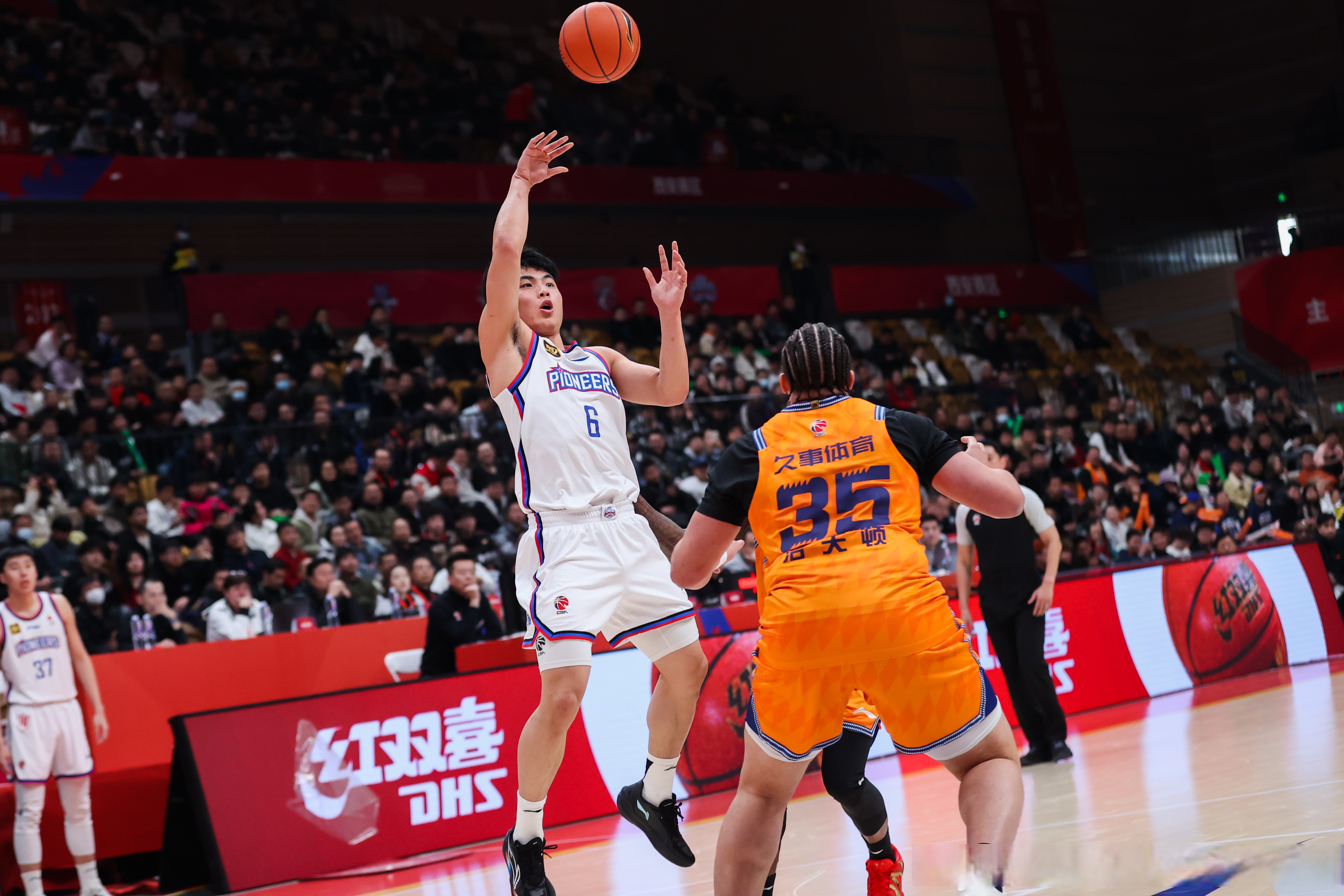 乐鱼-关于篮球联赛精彩瞬间:比分胶着场面激烈的信息