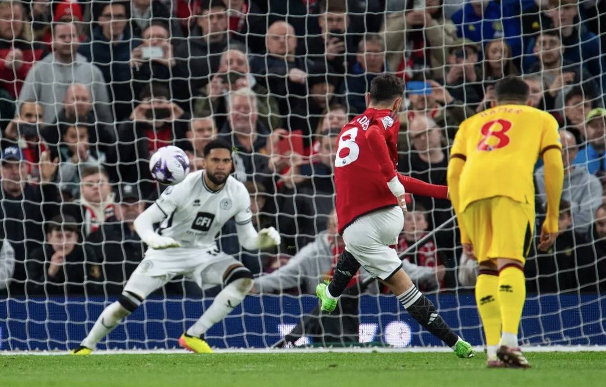 乐鱼体育网站入口-曼联队员表现出色，成功逆转比赛