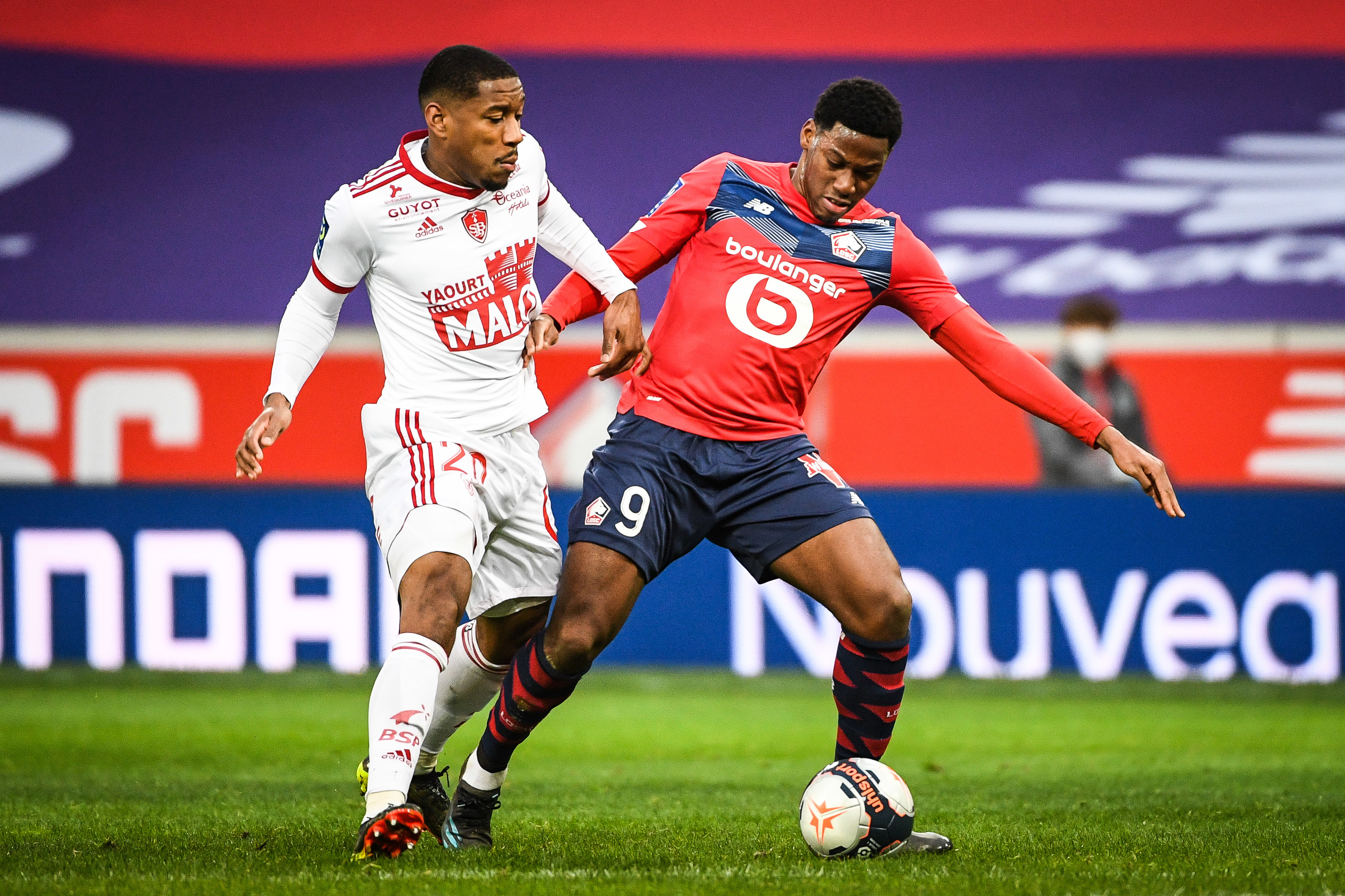 乐鱼体育网站入口-包含里尔再次豪取胜利,稳坐积分榜榜首的词条